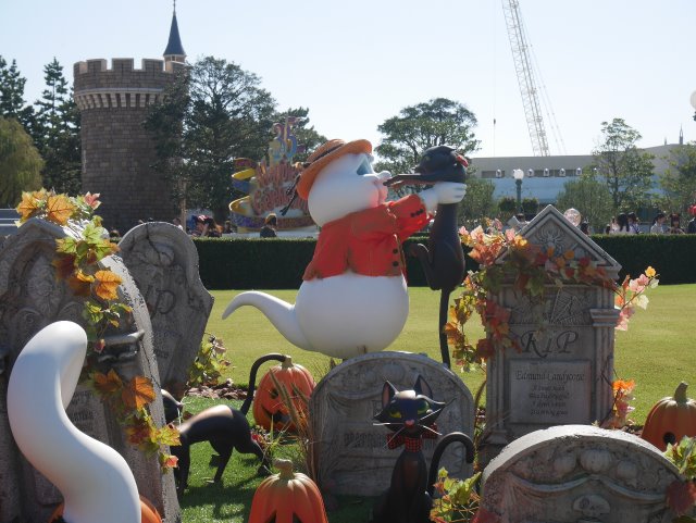 黒猫を抱き上げるゴースト（ディズニー・ハロウィーン 2018）
