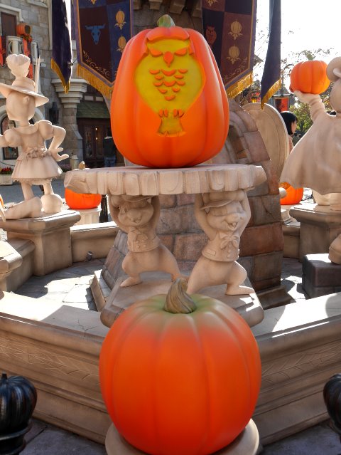 ふくろうカボチャを支えるチップとデール（ディズニー・ハロウィーン 2018）