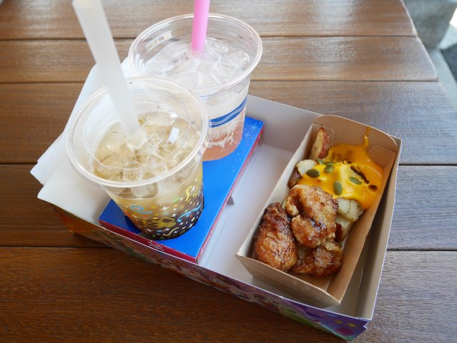 バルサミコソースのチキン＆ベイクドポテトのチーズソース、スパークリングブラックティータピオカドリンク、スパークリングカクテル（ピーチゼリー＆ウイスキー）（ハドソンリバー・ハーベスト）