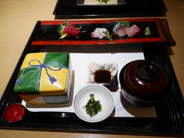 お造りと丼と味噌汁椀（花 Hana）