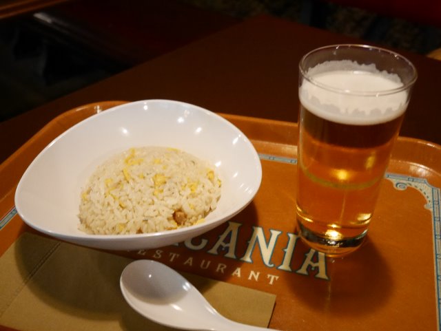 チャーハンと生ビール（ヴォルケイニア・レストラン）