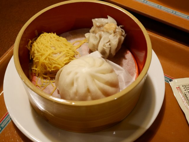 点心三種（ヴォルケイニア・レストラン）