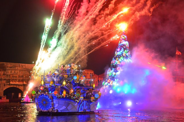 電飾ツリーと花火（カラー・オブ・クリスマス）