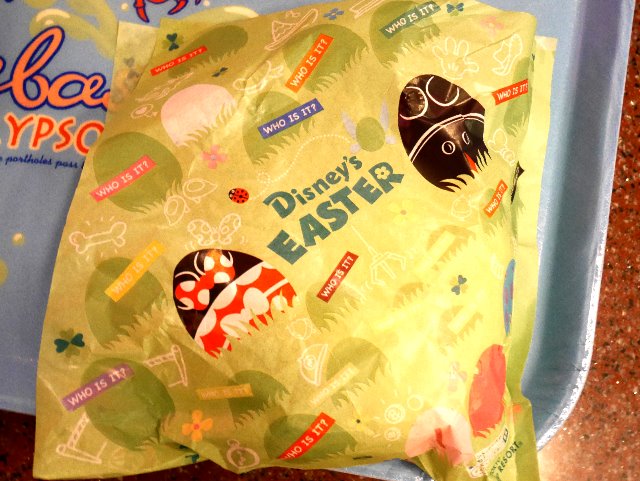 テリヤキチキンとエッグサラダのサンド イースターエッグ柄包み紙（セバスチャンのカリプソキッチン）