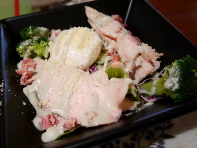 チキンとエッグのサラダ、バジル＆チーズドレッシング（ザンビーニ･ブラザーズ･リストランテ）