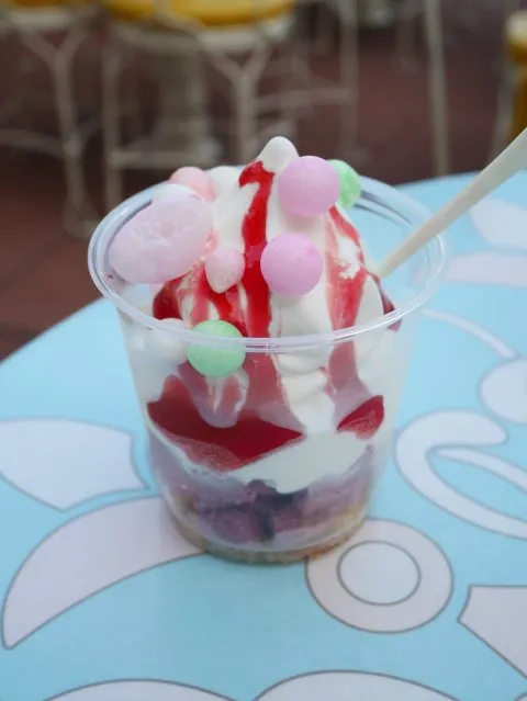 イースターパステルサンデー（ミルクソフトクリーム＆グラノーラ）（アイスクリームコーン）