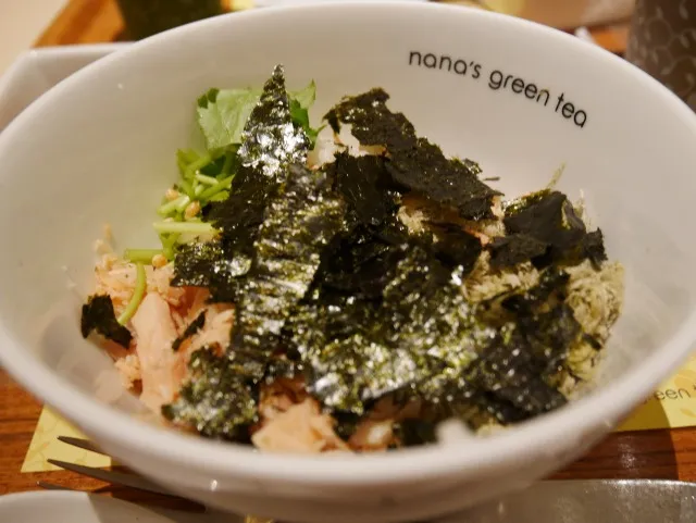 鮭ととろろ昆布の柚子胡椒出汁茶漬け（ナナズグリーンティー）
