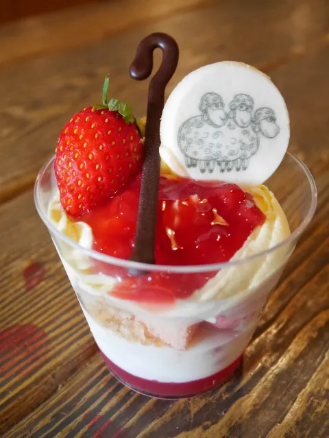 ボー・ピープのイチゴのカップケーキ（ミゲルズ・エルドラド・キャンティーナ）