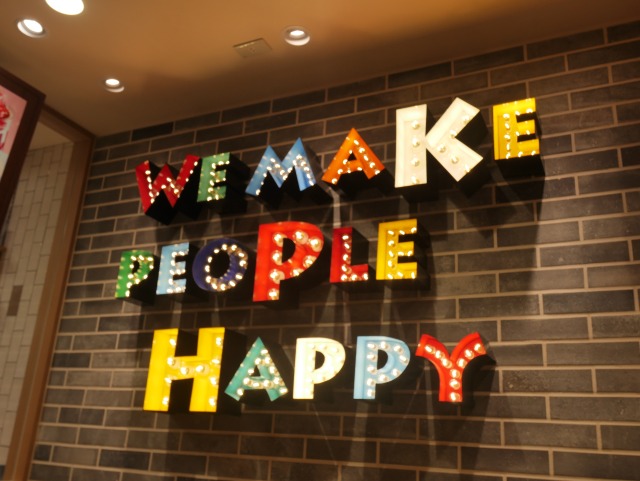 壁のメッセージ WE MAKE PEOPLE HAPPY（サーティワン アイスクリーム）
