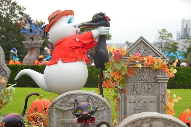 クロネコを抱き上げるゴースト（ディズニー・ハロウィーン 2019）