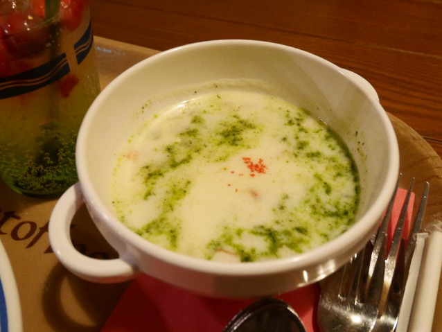 ベジタブルとチキンのクリームスープ（カフェ・ポルトフィーノ）