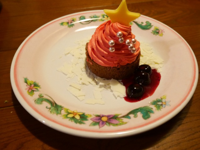 ラズベリークリームとナッツのチョコレートケーキ（カフェ・ポルトフィーノ）