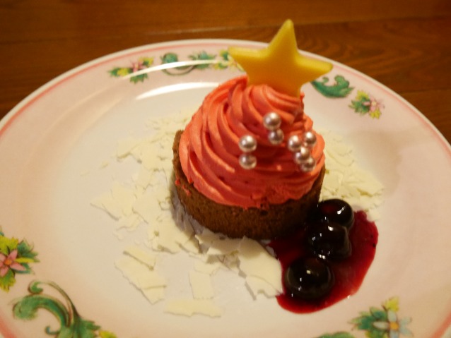 ラズベリークリームとナッツのチョコレートケーキ（カフェ・ポルトフィーノ）