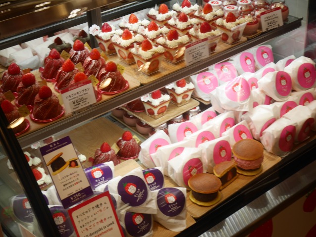 店頭ショーケース（STRAWBERRY MANIA）