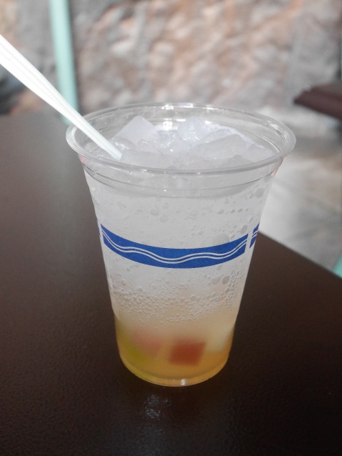 スパークリングカクテル（ライチーリキュール＆グレープフルーツ）（ノーチラスギャレー）