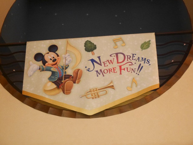 NEW DREAMS MORE FUN 旗飾り（アンバサダーホテル）