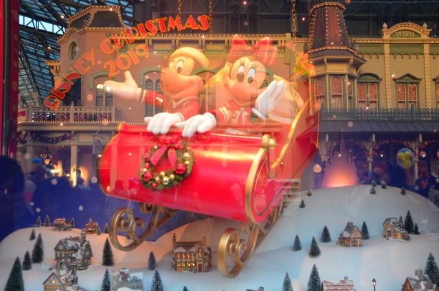 ワールドバザール ショーウィンドウ ソリに乗るミッキーとミニー（ディズニー・クリスマス 2019）