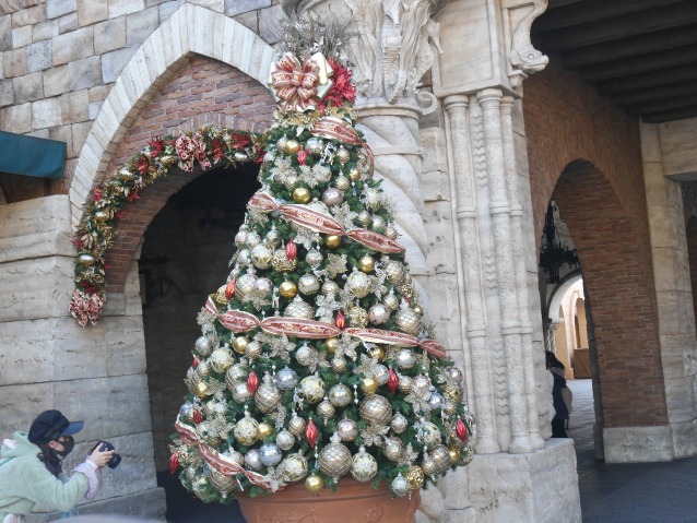 ミラコスタ通りのクリスマスツリー（クリスマス 2020）