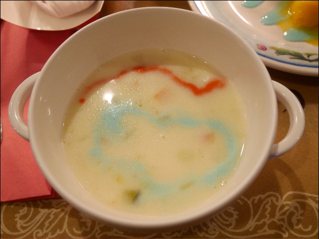 ベジタブルとシーフードのクリームスープ（カフェ・ポルトフィーノ）