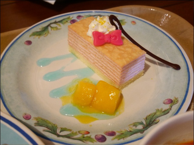 ストロベリーのミルクレープ（カフェ・ポルトフィーノ）