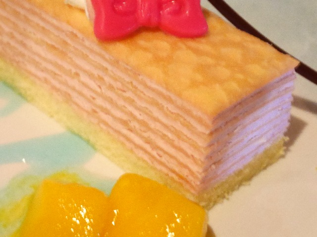 ストロベリーのミルクレープ アップ（カフェ・ポルトフィーノ）