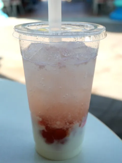 スパークリングタピオカドリンク（ストロベリーヨーグルト）（ヒューイ・デューイ・ルーイのグッドタイム・カフェ）