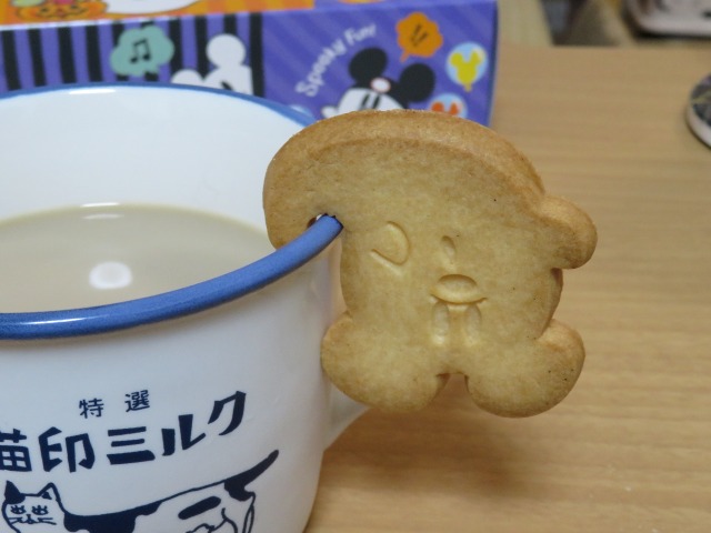 カップにひっかけたおばけちゃんクッキー