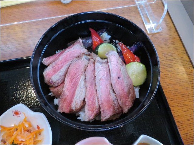 サーロインステーキ丼（レストラン櫻）