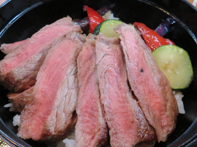 サーロインステーキ丼 アップ（レストラン櫻）