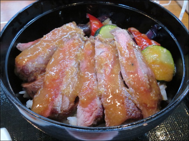 サーロインステーキ丼 タレかけ後（レストラン櫻）