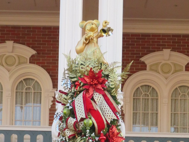 エントランスのツリートップ（ディズニー・クリスマス 2021）