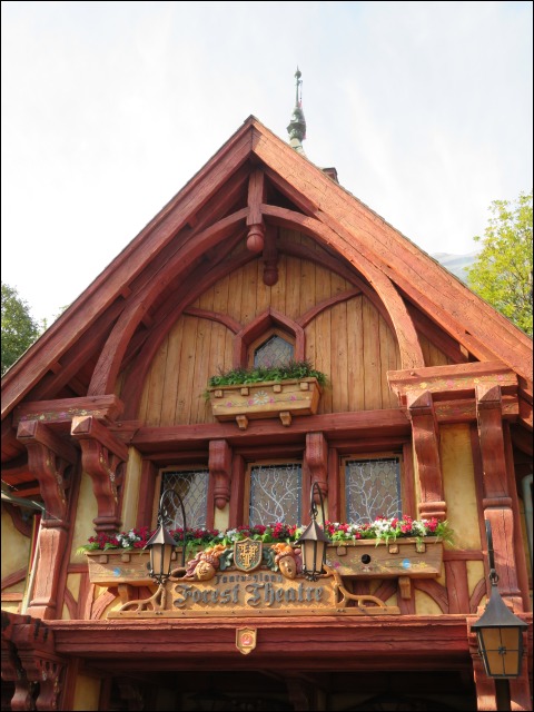 ファンタジーランド・フォレストシアター 入口屋根