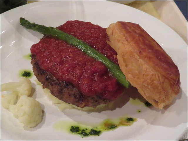 ハンバーグ、トマトバーベキューソース パイ添え（ホライズンベイ・レストラン）