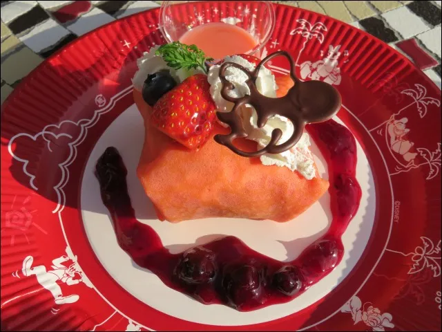 スペシャルクレープ（イチゴのミルフィーユ、ピンクホワイトチョコソース添え）（カフェ・オーリンズ）