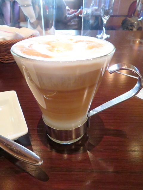 ヘーゼルナッツのカプチーノ風ホットカクテル（リストランテ・ディ・カナレット）