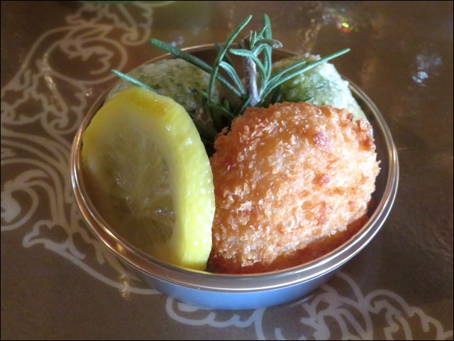 トリュフ香るクリームコロッケとゼッポリーネ（カフェ・ポルトフィーノ）