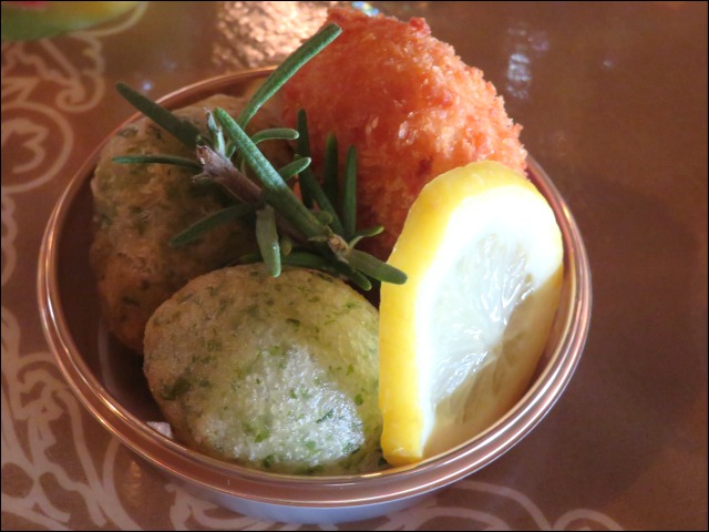 トリュフ香るクリームコロッケとゼッポリーネ（カフェ・ポルトフィーノ）