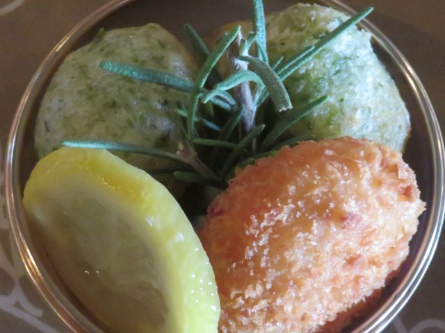 トリュフ香るクリームコロッケとゼッポリーネ アップ（カフェ・ポルトフィーノ）