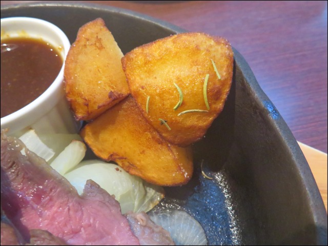 ステーキランチ 付け合わせのじゃがいも（ロティズ・ハウス）
