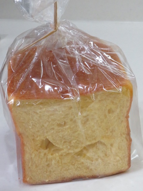 朝から幸せな気分になれる黄色いたまご食パン 袋詰め正面（幸せの黄色いたまご食パン）