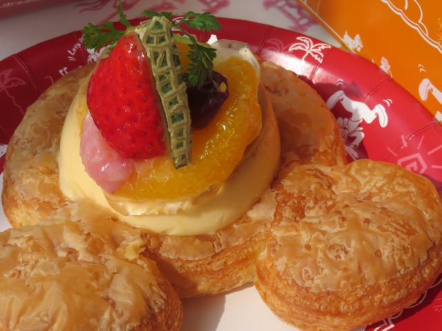 プリンとフルーツのデニッシュ アップ（スウィートハート・カフェ）
