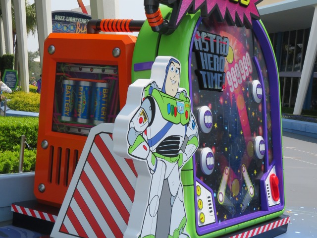バズの立て看板（バズ・ライトイヤーのアストロブラスター “アストロ・ヒーロータイム！”）