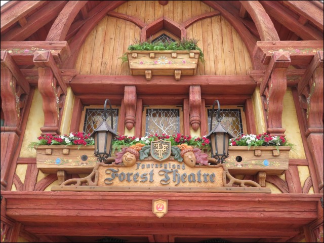 入り口看板（ファンタジーランド・フォレストシアター）