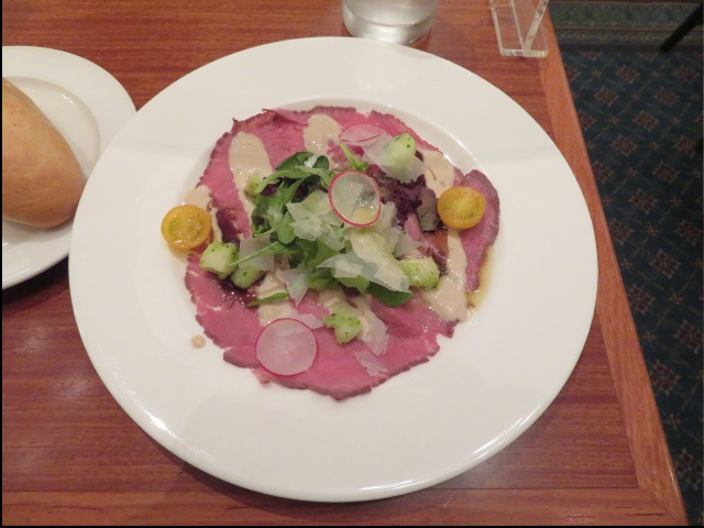 ローストビーフのサラダ、トンナータソース（イーストサイド・カフェ）