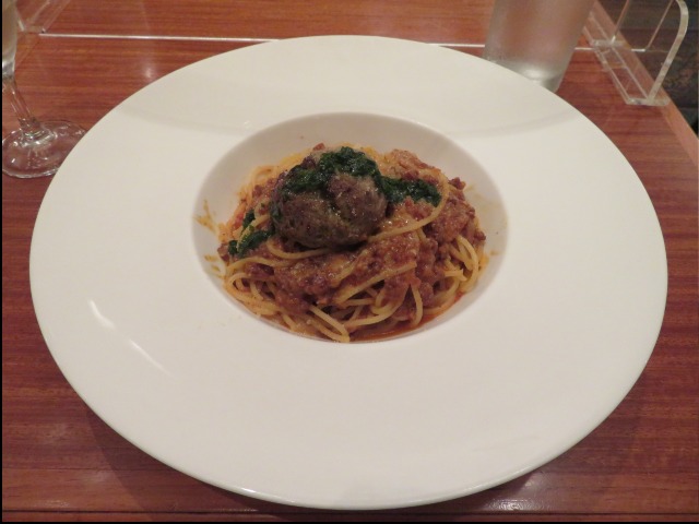 スパゲッティーニ・ボロネーゼ、ビーフポルペッティ添え（イーストサイド・カフェ）