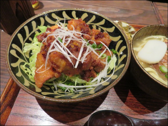 島ラー油の唐揚げ丼 アップ（海人酒房）