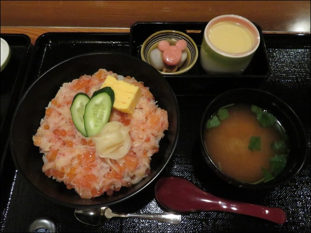 蟹とサーモンとイクラのちらし丼（れすとらん北齋）