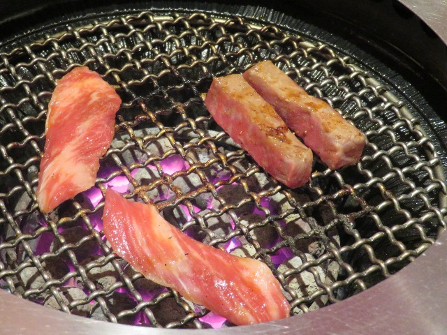黒毛和牛カルビ、ヒレロース（焼肉トラジ）