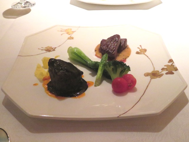 牛フィレ肉のソテー 黒胡椒ソースとともに豚肉の黒胡麻ソース煮込み（シルクロードガーデン）