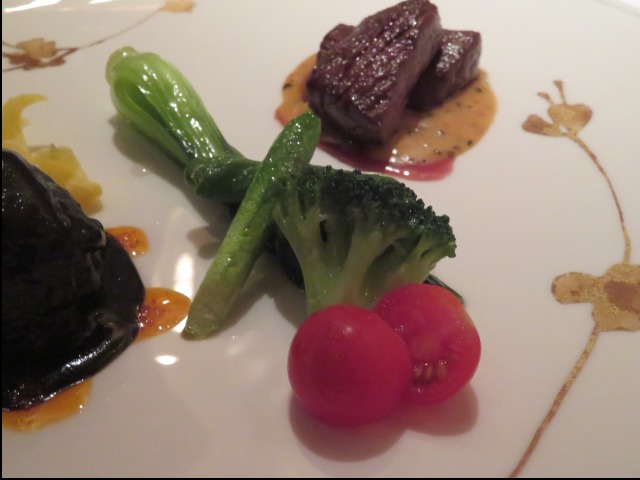 牛フィレ肉のソテー 黒胡椒ソースとともに豚肉の黒胡麻ソース煮込み 野菜アップ（シルクロードガーデン）